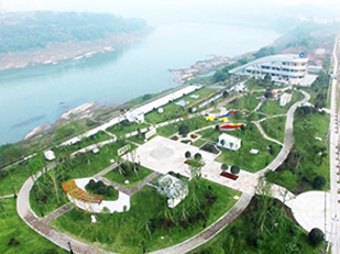 廣安市鄰水縣污水處理站，廣安市政協(xié)人資環(huán)委帶領(lǐng)鄰水縣政協(xié)與縣住建局相關(guān)負(fù)責(zé)人，到鄰水縣各鄉(xiāng)鎮(zhèn)專項督導(dǎo)污水處理廠（站）建設(shè)與運行情況