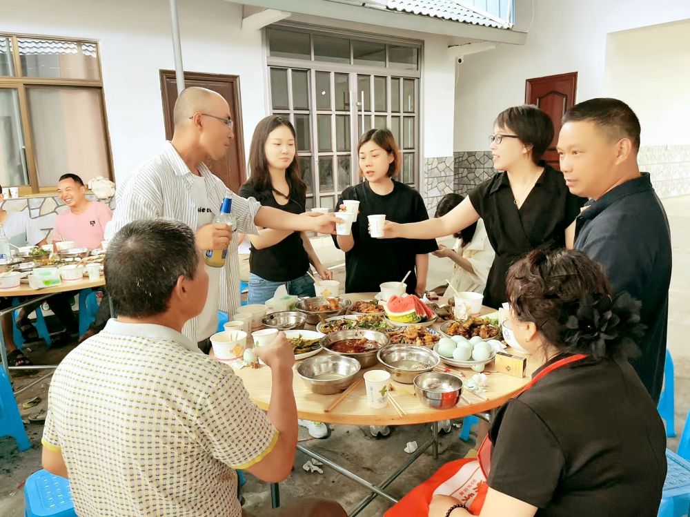 端午佳節(jié)即將來臨之際 四川博水環(huán)保 主管團(tuán)隊(duì) 攜節(jié)日禮品 ，向駐扎眉山工業(yè)園區(qū)污水處理廠項(xiàng)目駐地員工，送上深切的慰問和關(guān)懷